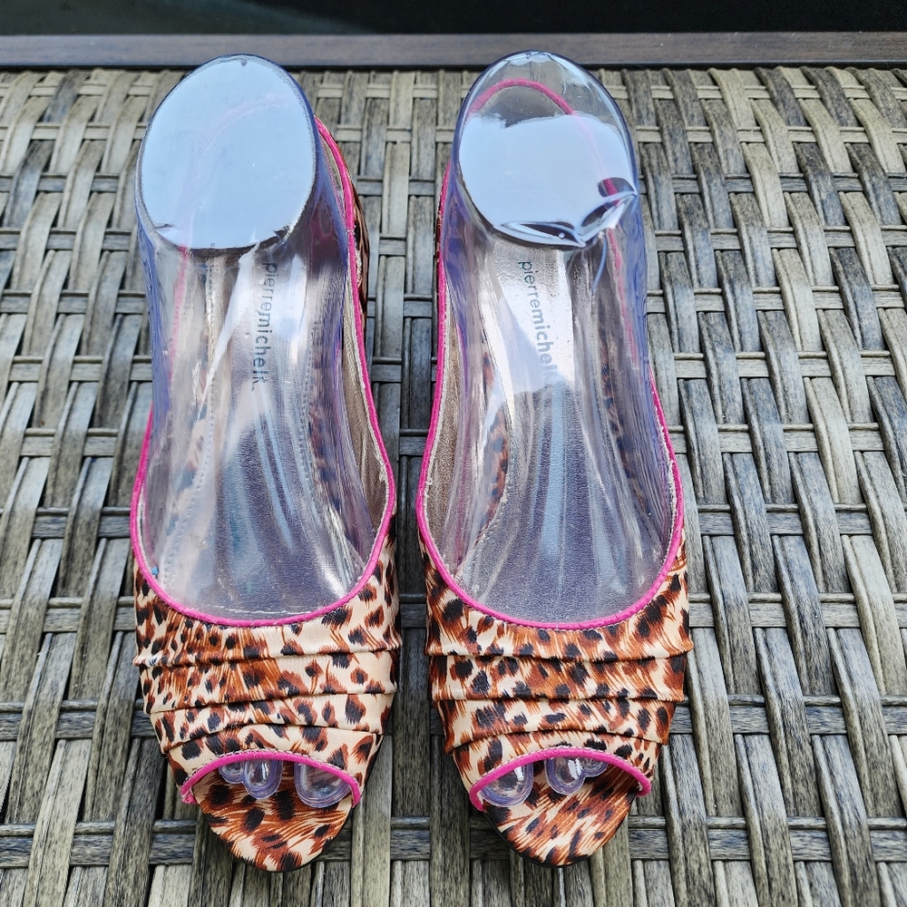 NWOT  CUTE ANIMAL PRINT LOW HEEL WEDGIES ~ SIZE 6